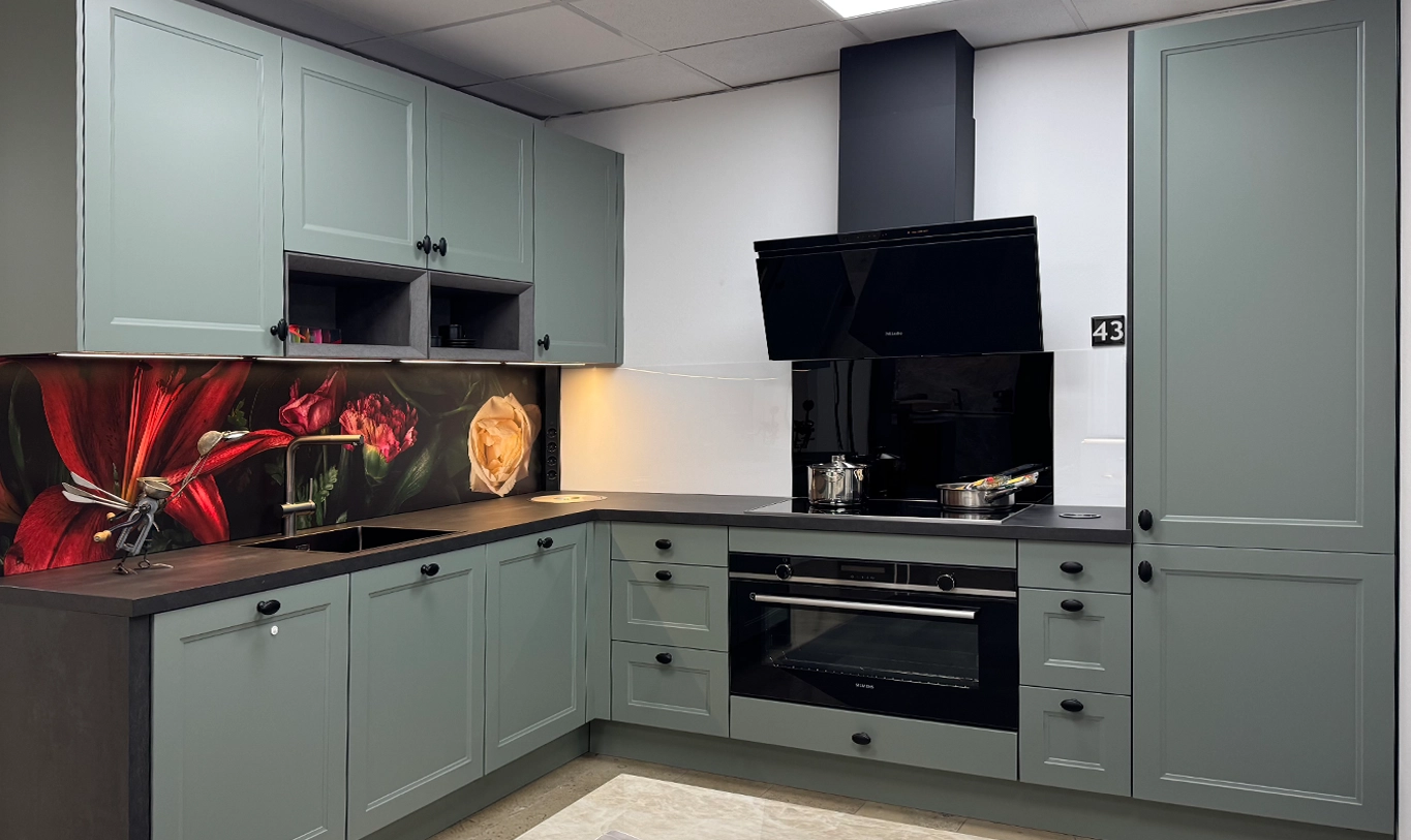 Nobilia Lux Alpinweiß mit Glas-Rückwand