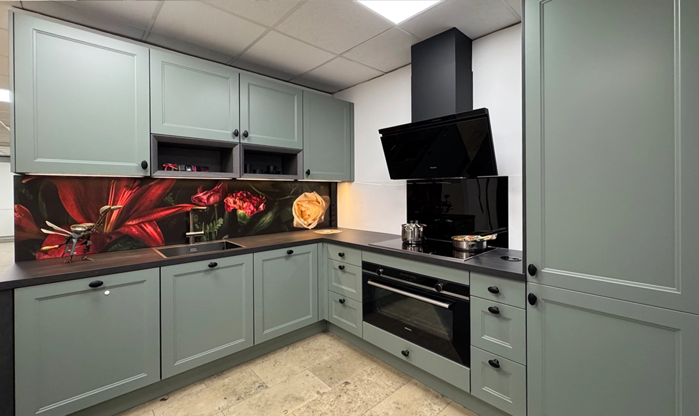 Nobilia Lux Alpinweiß mit Glas-Rückwand