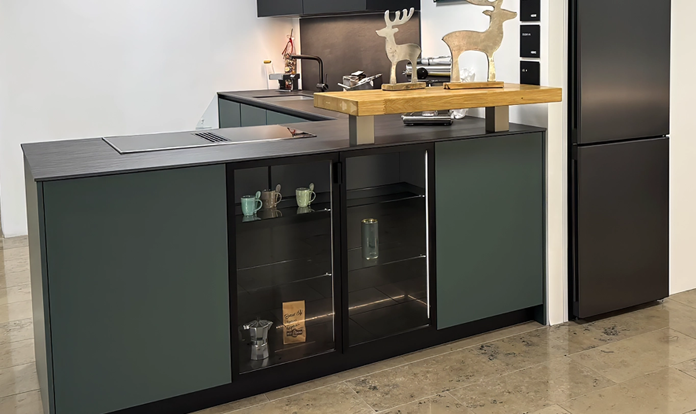 Küche Leicht Solid-C mit Holztresen